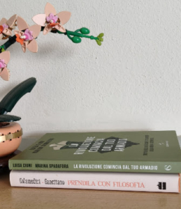 moda sostenibile e filosofia con orchidea rosa, simbolo del riordino consapevole a Bologna