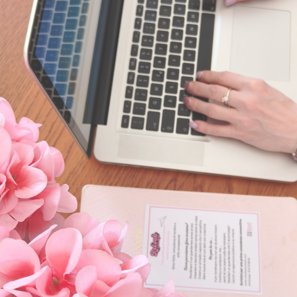 progettare riordino gentile armadio con capi selezionati