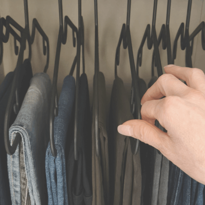 grucce ordinate salva spazio con appesi pantaloni in un guardaroba maschile ordinato