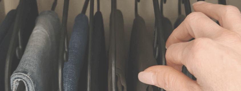 grucce ordinate salva spazio con appesi pantaloni in un guardaroba maschile ordinato