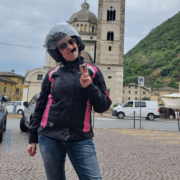 Giacca tecnica da moto da donna, casco e protezioni per viaggiare in sicurezza
