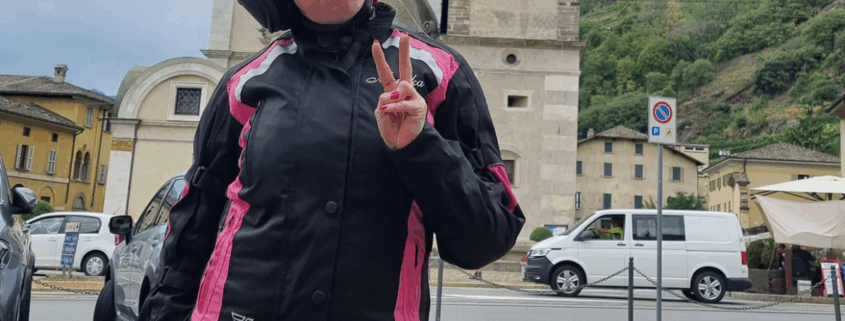 Giacca tecnica da moto da donna, casco e protezioni per viaggiare in sicurezza