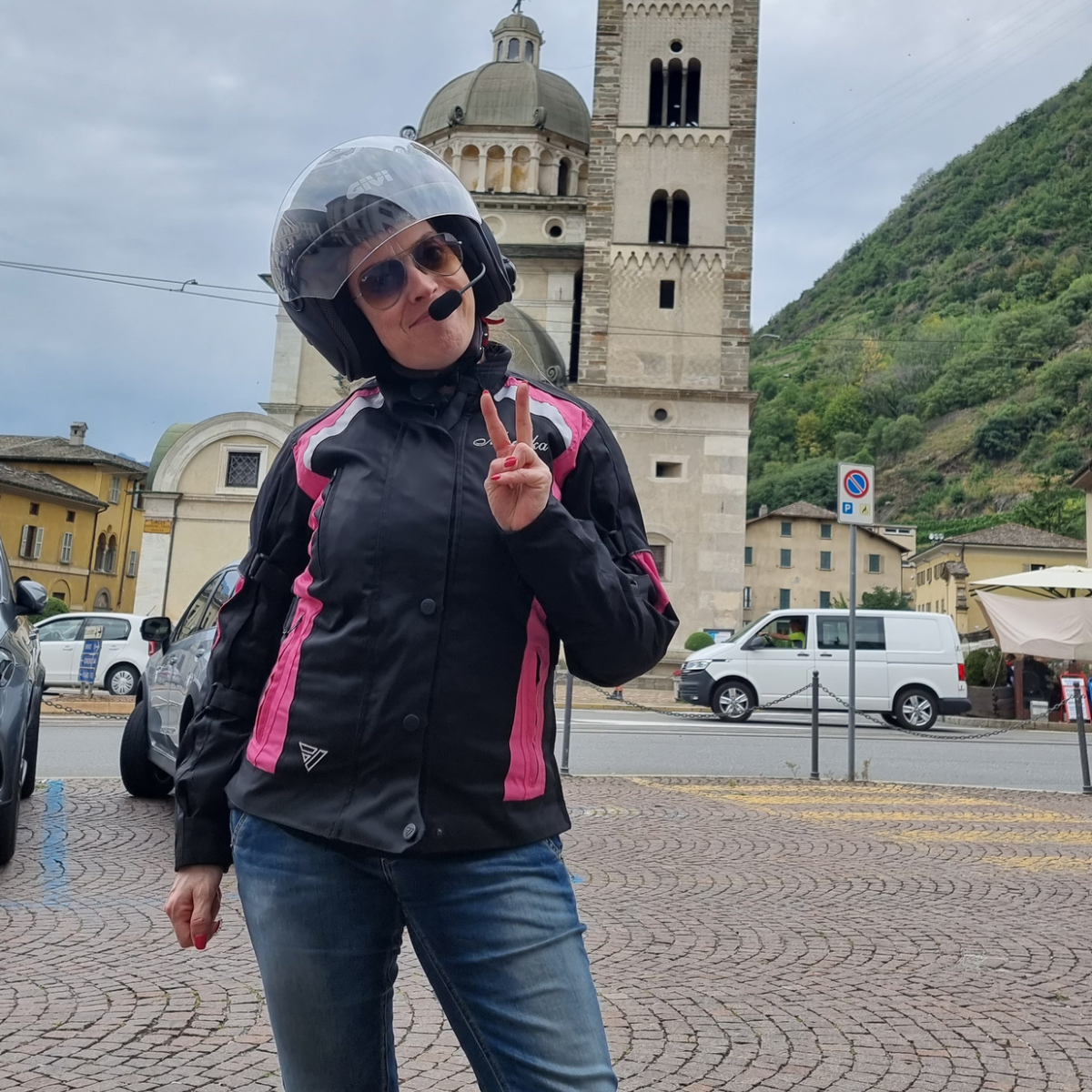 Giacca tecnica da moto da donna, casco e protezioni per viaggiare in sicurezza